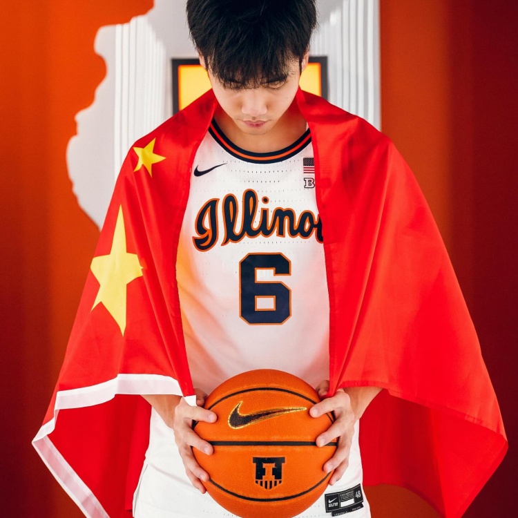 这身球衣感觉如何？张博源晒伊利诺伊大学访校定妆照！