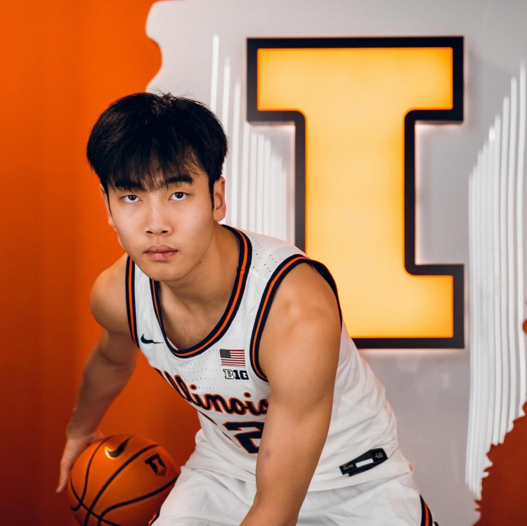 这身球衣感觉如何？张博源晒伊利诺伊大学访校定妆照！